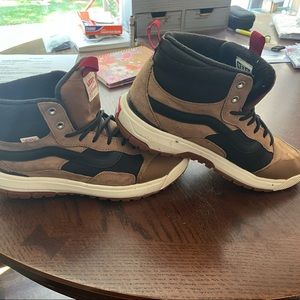 Vans Ultrarange EXO HI MTE-1 dachshund/ black mens 9.5.  Good condition, clean.